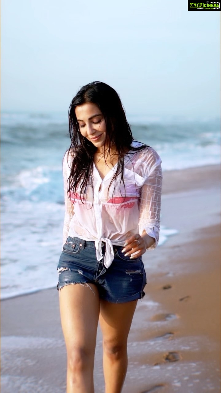 Parvatii Nair Instagram - Time and tide waits for none…. live today and do not dwell in the past or worry about the future ! TODAY IS LIFE ! Sand on my face , Smudged Mascara, drenched clothes and a flawed walk …. ! The more I feel imperfect , the more I feel alive ! Shot by : @alexandervedachalam Cuts : @_preetham_official #parvatinair