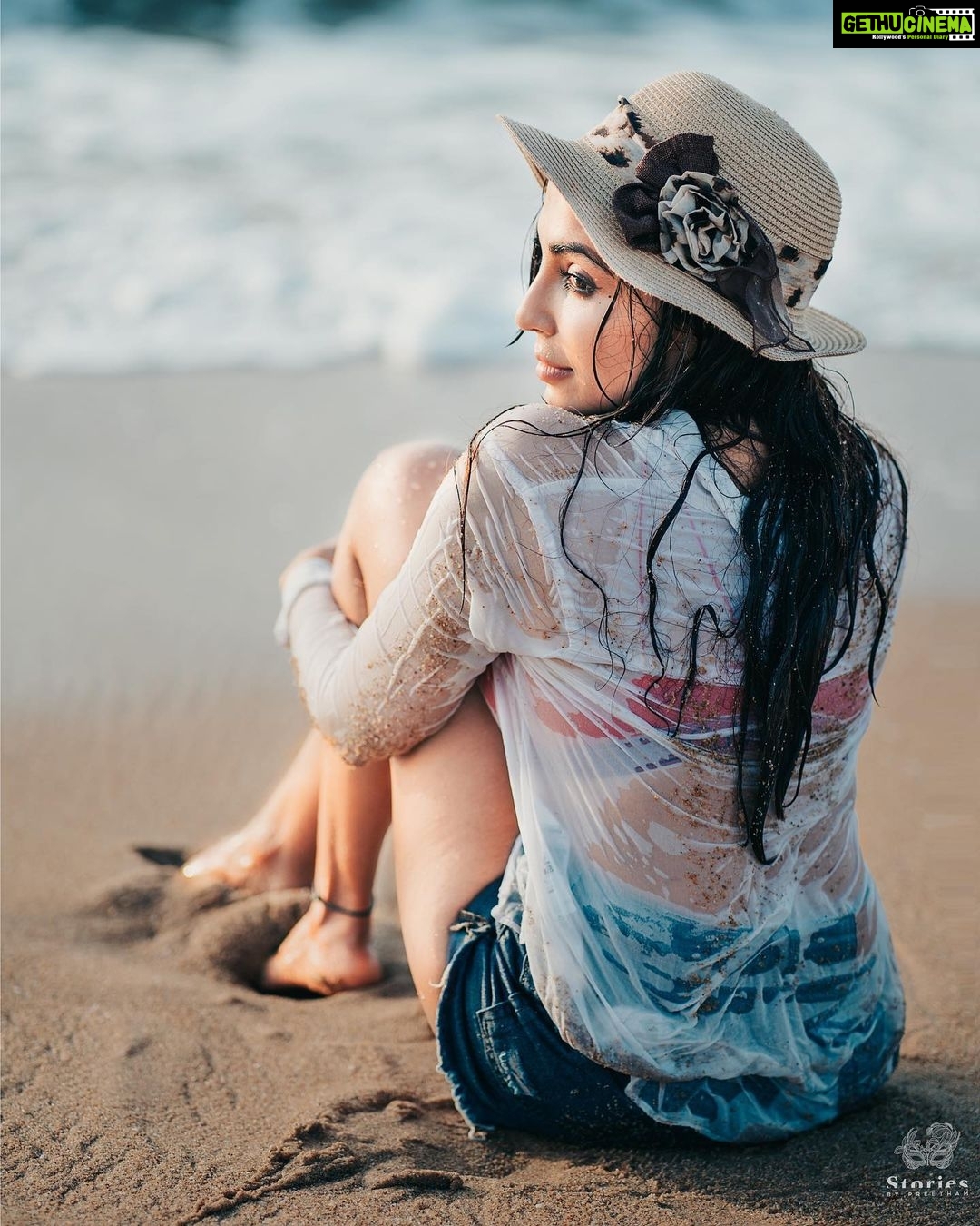 Parvatii Nair Instagram - Sky above , sand below and peace within ❤️ @storiesbypreetham