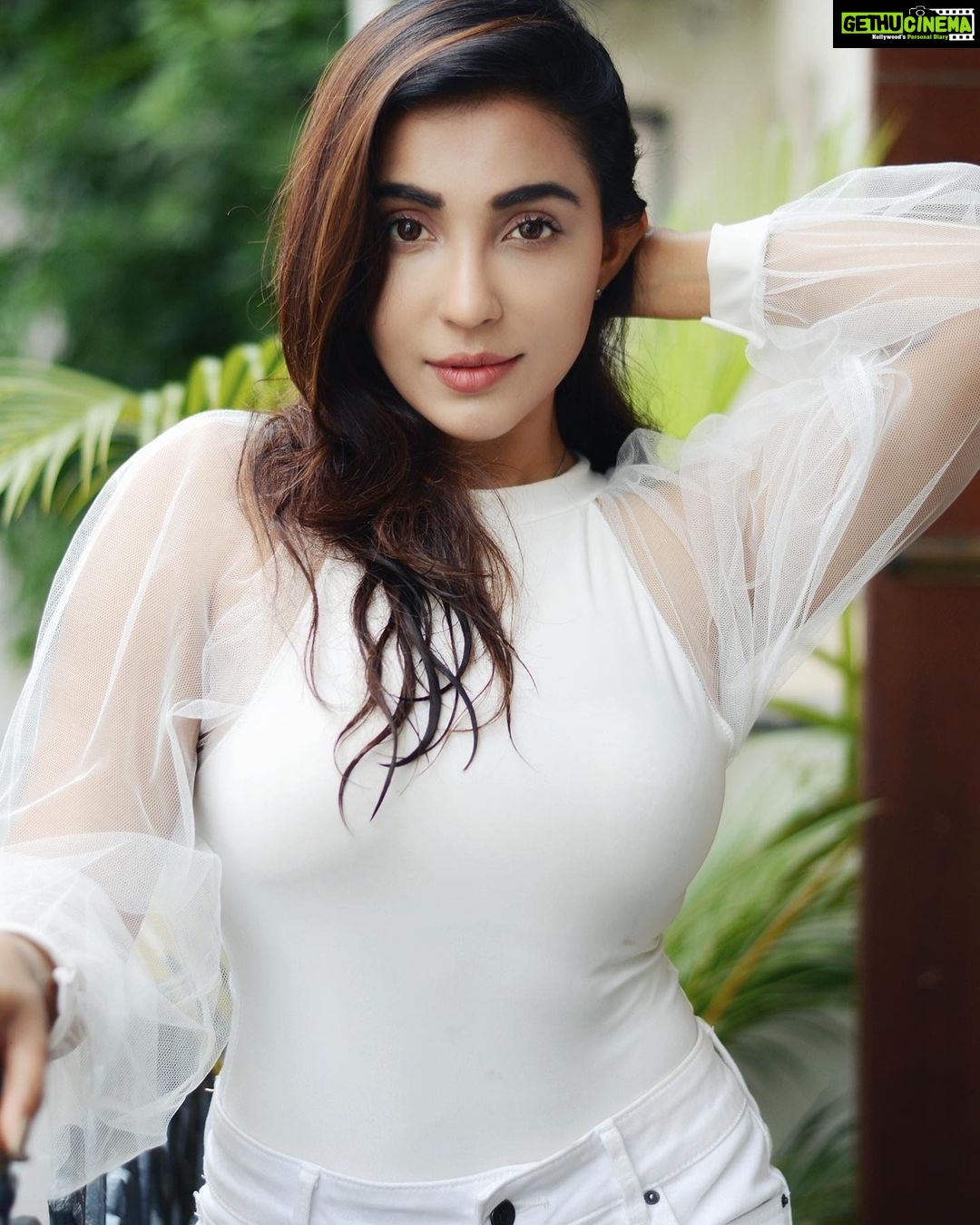 Parvatii Nair Instagram - Real women are… CURVY Slender skinny Voluptuous Gangly Muscular …… awesome stop believing the lies of the media … WE ARE ALL BEAUTIFUL ! #parvatinair Photography: @the.portraiture.culture @sat_narain @praveenbabu96 @_im_khalid_