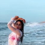 Parvatii Nair Instagram - Happiness is a day on the beach😁 Not able to get over jalebi baby song yet !! @officialjoshapp @joshapp.malayalam 📸 @storiesbypreetham