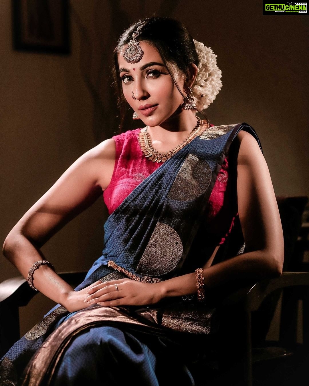 Parvatii Nair Instagram - This is from a very very last minute, unplanned shoot.We shot at my home in Kerala n wearing my mom s sari :) Ive always loved the traditional/periodic look. But i really want to know your take on this :)! ✨ #parvatinair #bahubali
