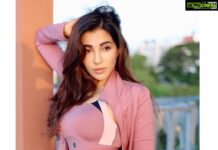 Parvatii Nair Instagram - Anything is possible with little sunshine and a little pink🦩 ✨✨✨ ✨✨ ✨ @sat_narain