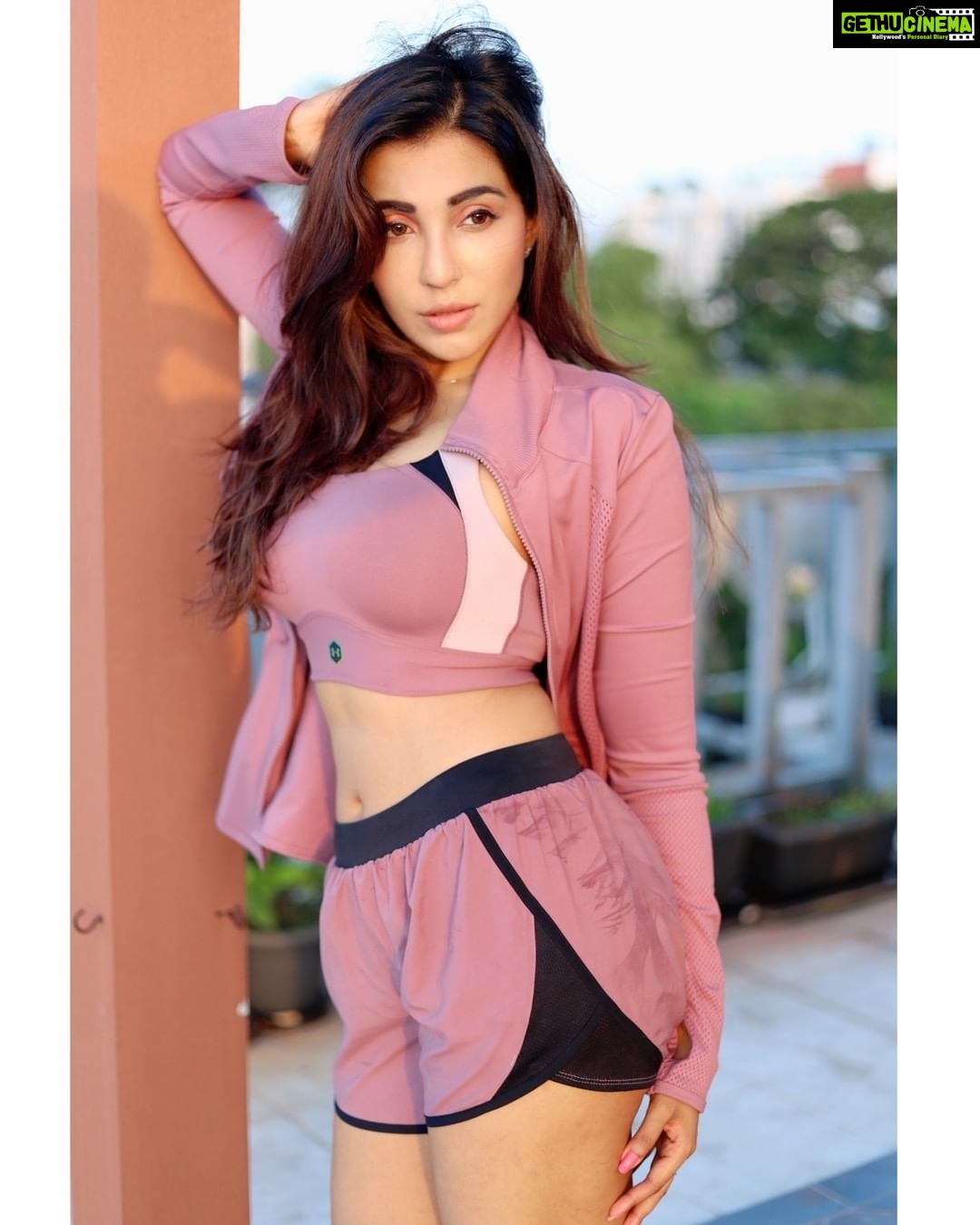 Parvatii Nair Instagram - Anything is possible with little sunshine and a little pink🦩 ✨✨✨ ✨✨ ✨ @sat_narain