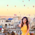 Parvatii Nair Instagram - Balloons and more balloons @helencavesuites ❤️🇹🇷 . 📸 @world__of__harsh__ . . . #HelenacaveSuites #cappadocia #Turkey #GoTurkey #ParvatiNair @cappadocia Helen Cave Suites