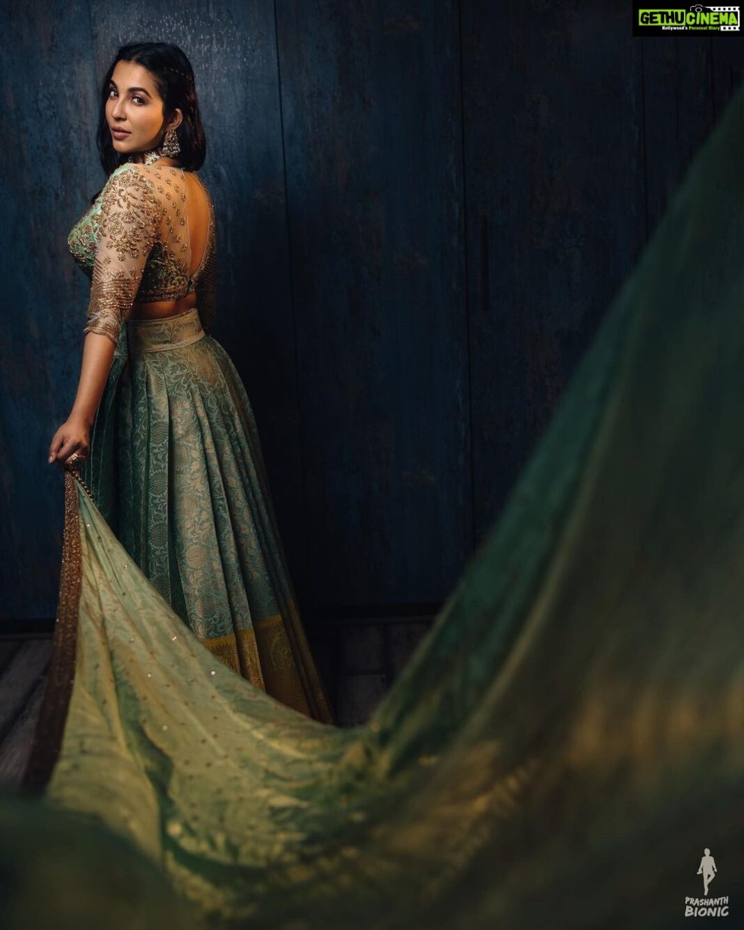 Parvatii Nair Instagram - I just love these 😍 how about ya :) ! Good day 🌸🍀🍃 📸 @prashanth_bionic 💃🏻 @nirali_design_house 💄 @makeup_by_kez