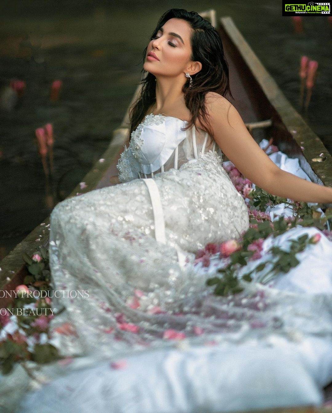 Parvatii Nair Instagram - Beautiful morning to you 💫💕 💫 MAKEUP AND ORGANIZER - @KALWON_BEAUTY DIRECTION AND PHOTOGRAPHY- @JAGGERANTONY_FASHION @JAGGERANTONY_PRODUCTIONS HAIRSTYLE- @GANESH_HAIR_ARCHITECT DESIGNER- @APARNASSTUDIO VIDEOGRAPHER- @ANURAG_V_MANOJAN_PHOTOGRAPHY LOCATION- @SPPGARDENS