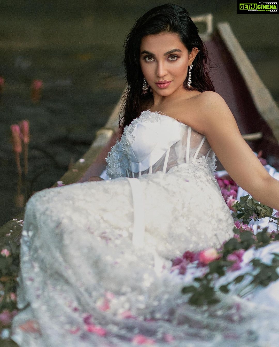 Parvatii Nair Instagram - Beautiful morning to you 💫💕 💫 MAKEUP AND ORGANIZER - @KALWON_BEAUTY DIRECTION AND PHOTOGRAPHY- @JAGGERANTONY_FASHION @JAGGERANTONY_PRODUCTIONS HAIRSTYLE- @GANESH_HAIR_ARCHITECT DESIGNER- @APARNASSTUDIO VIDEOGRAPHER- @ANURAG_V_MANOJAN_PHOTOGRAPHY LOCATION- @SPPGARDENS
