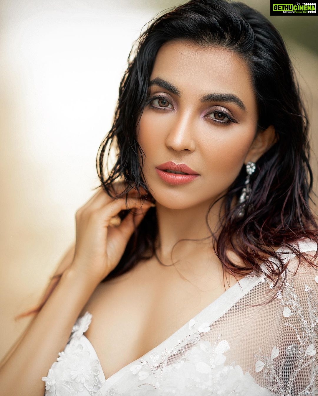 Parvatii Nair Instagram - Beautiful morning to you 💫💕 💫 MAKEUP AND ORGANIZER - @KALWON_BEAUTY DIRECTION AND PHOTOGRAPHY- @JAGGERANTONY_FASHION @JAGGERANTONY_PRODUCTIONS HAIRSTYLE- @GANESH_HAIR_ARCHITECT DESIGNER- @APARNASSTUDIO VIDEOGRAPHER- @ANURAG_V_MANOJAN_PHOTOGRAPHY LOCATION- @SPPGARDENS