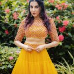 Parvatii Nair Instagram - I’m a sunflower 🌻 💛 @sarancapture @kaviyaartistry_off @anjushankarofficial @avmgardens