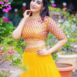 Parvatii Nair Instagram - I’m a sunflower 🌻 💛 @sarancapture @kaviyaartistry_off @anjushankarofficial @avmgardens