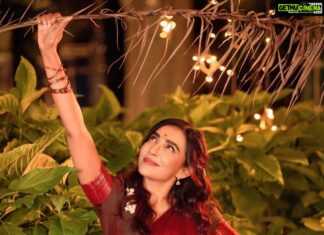 Parvatii Nair Instagram - Diwali vibes are still on 😍🌺💃 🌺 @storiesbypreetham @paviiiee_08 @preethi_hairstylist @ivalinmabia