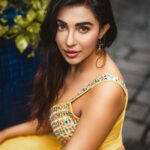 Parvatii Nair Instagram - * Deepavali, in the true sense, means ending all evils, cruelty and hatred towards one another. Get together to celebrate the spirit of the festival. Happy Deepavali! Love you all💕🪔 @storiesbypreetham #parvatinair