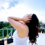 Parvatii Nair Instagram - I’m feeling good ;) Somthin candid shot on the phone💕 💫 @krish.photography @paviiiee_08 @preethi_hairstylist @officialjoshapp @joshapp.malayalam