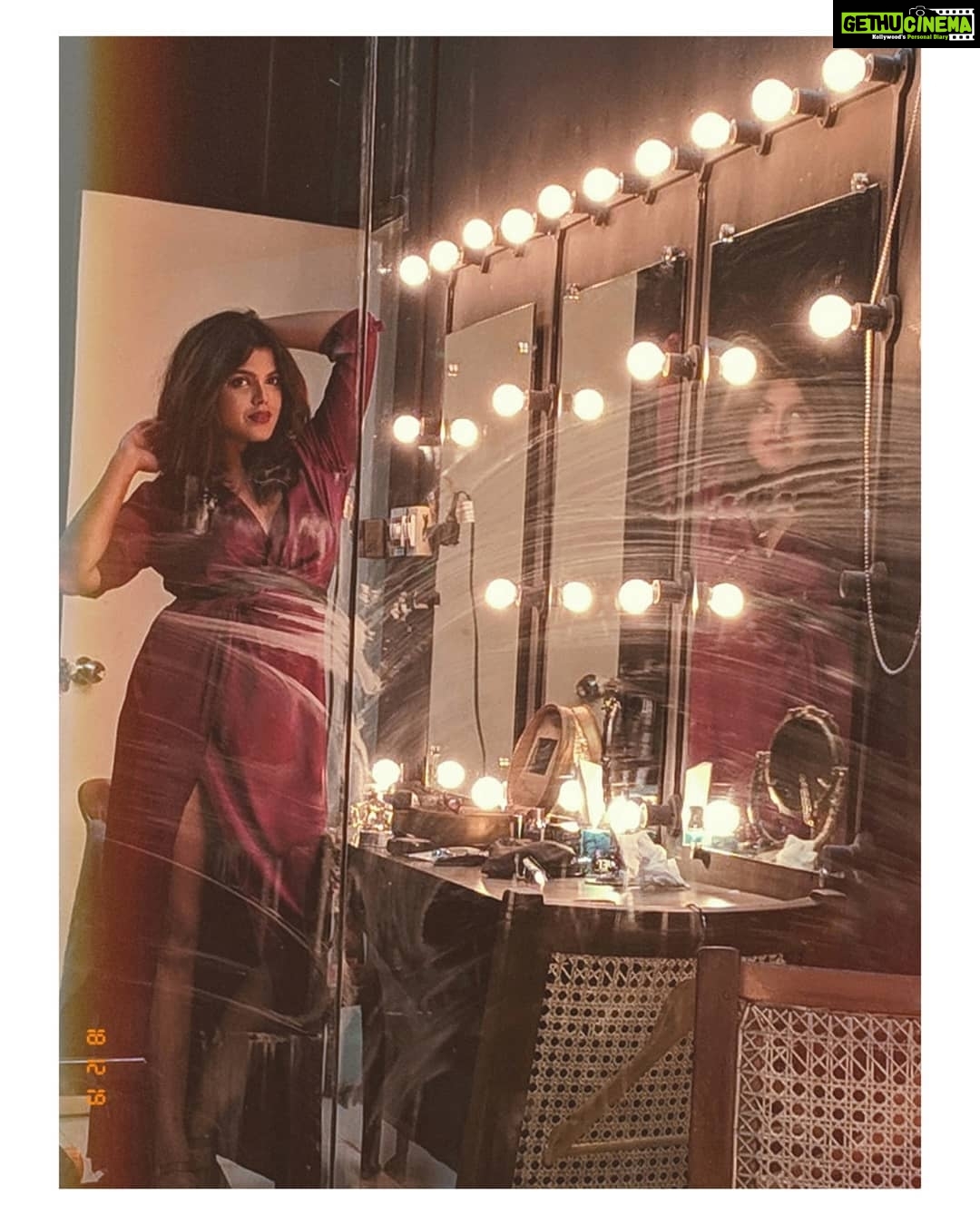 Pooja Devariya Instagram - Greenroom Diaries ππ π Subhama family gave me the chub gene Designer @manj_16 gave me a high-slit Life experiences giving me confidence. . Miss.Ta is my all in all azhagu rani (Makue up + Hair + Styling + Comedian) Uff. Too much talent. She snapped this picita also π·. Thank you bijli @artbyamritha πΈπ― . #BTS #greenroom #backstage #pose #vintage #oldschool #chub #actor #vanity #maroon Bluegrass Studios