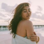Pooja Hegde Instagram - Brave, Free & as Wild as the Sea… #gypsiesoul #sunset @huvafenfushi_maldives @coastalinofficial Huvafen Fushi Maldives