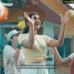 Pooja Hegde Instagram – All that the world needs, is a little more #Dildaari .Turn frowns upside down, and open up hearts with every sip! @maazaindia , #DildaarBanaDe #ad