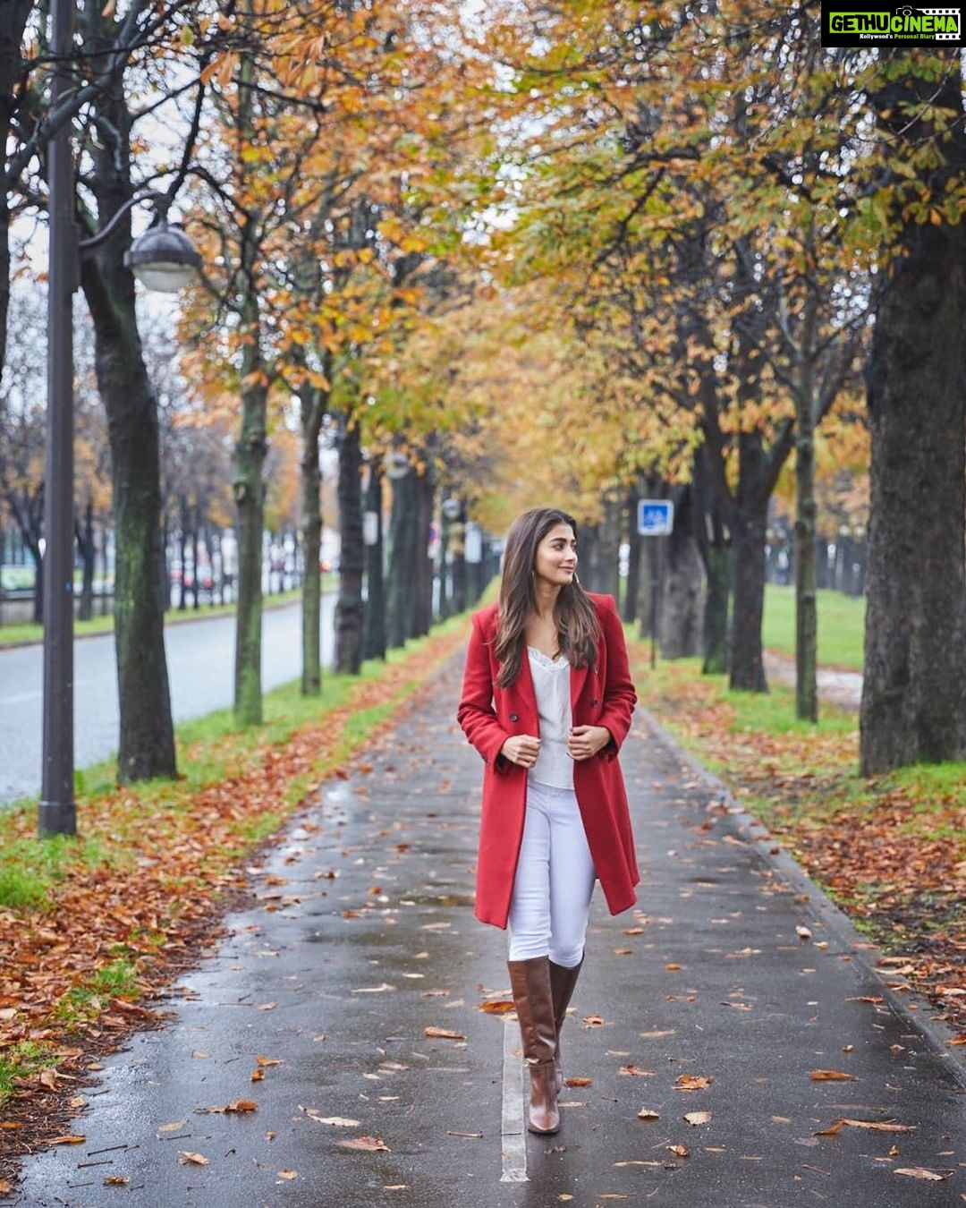 Pooja Hegde Instagram - Hot chocolate, macaroons, poetry, autumn Colors, history and poetry… missing everything about Paris right now 🥺❤️ #throwback #wanderlust Paris, France