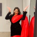 Pooja Jhaveri Instagram - #desigirl #trend 💃🏼 . . . #wintersareestyle #sareestyling #fashion #ootd #sareetrend #reelitfeelit #reels #trending #trendingreels