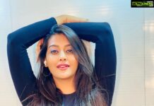 Pooja Jhaveri Instagram - 🐝 just bee-ing around ! 🐝 . . #happytuesday
