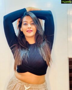 Pooja Jhaveri Instagram - 🐝 just bee-ing around ! 🐝 . . #happytuesday