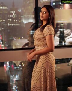 Pooja Jhaveri Instagram - Unsure of what do I like more… The view, the dress, or this city ! . . #newyorkdiaries Hotel : @millenniumhiltonnyc1un Dress : @adriannapapell City : @nycityworld . . #newyorkcity #newtorker #nyclives #fashion #fashionista #fashionblogger #fashionstyle #ootd #ootdfashion #whattowear #dresses #gown #partywear #proposaldecor #newyork_instagram #usa #traveller #lover #2022 Millennium Hilton New York One UN Plaza