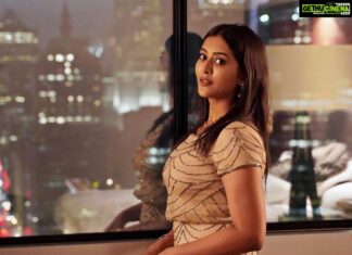 Pooja Jhaveri Instagram - Unsure of what do I like more… The view, the dress, or this city ! . . #newyorkdiaries Hotel : @millenniumhiltonnyc1un Dress : @adriannapapell City : @nycityworld . . #newyorkcity #newtorker #nyclives #fashion #fashionista #fashionblogger #fashionstyle #ootd #ootdfashion #whattowear #dresses #gown #partywear #proposaldecor #newyork_instagram #usa #traveller #lover #2022 Millennium Hilton New York One UN Plaza