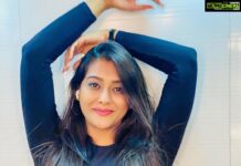 Pooja Jhaveri Instagram - 🐝 just bee-ing around ! 🐝 . . #happytuesday