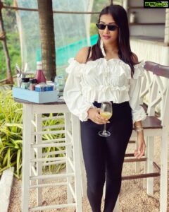 Pooja Jhaveri Instagram - I make sure all the profiles are covered ! 
Never posing in one profile 😬😋🥳
.
.
#besttimes #besttravel #bestholiday #goa2021 #goa #olive #bestrestaurants