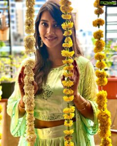 Pooja Jhaveri Instagram - I hope your #dhanteras was as happy as I felt while taking this picture 🥰🥰
#swipeleft 
.
.
#festivevibes #happydhanteras 
#diwali2021 #happydiwali
