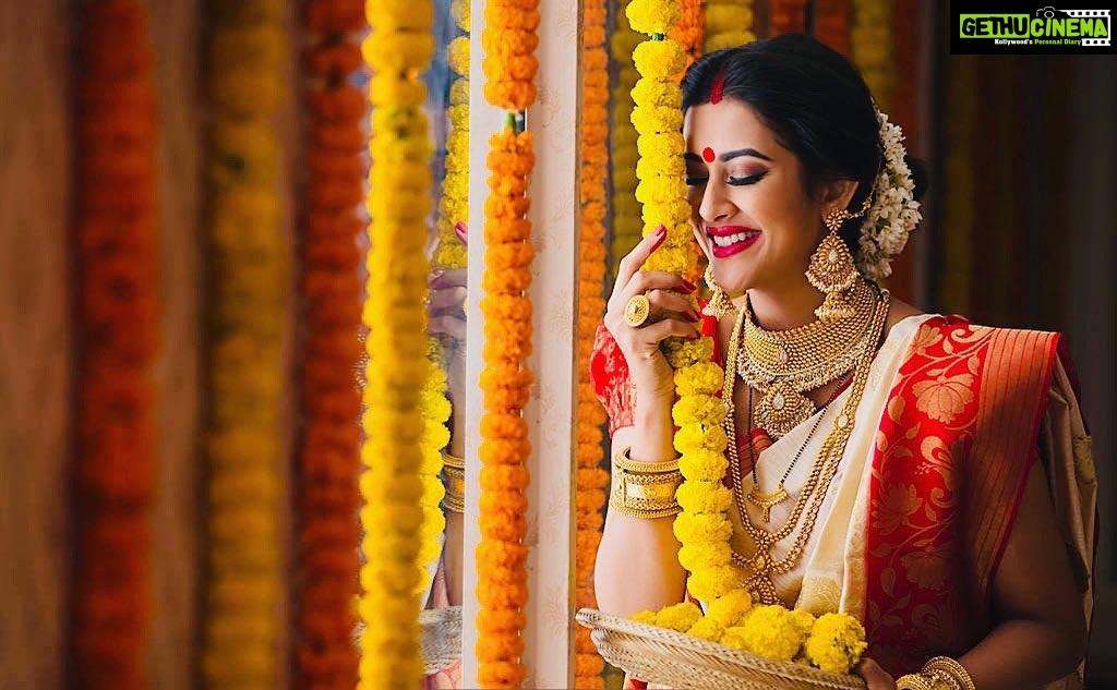 Pooja Jhaveri Instagram - She is fierce she is naive She is the one who thrives She is a chaos she is a mess The one who brings home solace ! Never question her power , she can raise you to riches and burn you down to ember She is a girl she is a woman She derives her power from not another man She is the Durga she is the shakti. . . Every girl has a #Durga inside her… It takes a Shiv or a Raavan to bring out the different Swaroop in her… Who are you ? . . . . - #poojawrites #ashtami #durgapuja #poojajhaveri #poojajjhaveri