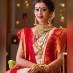 Pooja Jhaveri Instagram - She is fierce she is naive She is the one who thrives She is a chaos she is a mess The one who brings home solace ! Never question her power , she can raise you to riches and burn you down to ember She is a girl she is a woman She derives her power from not another man She is the Durga she is the shakti. . . Every girl has a #Durga inside her… It takes a Shiv or a Raavan to bring out the different Swaroop in her… Who are you ? . . . . - #poojawrites #ashtami #durgapuja #poojajhaveri #poojajjhaveri