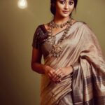 Pooja Jhaveri Instagram - “ તૂ ન આવે તો શ્યામ, રાસ ઝામે ન શ્યામ ; રાસ રમવા ને વેહલો આવ શ્યામ ! *તારા વીના શ્યામ એકલડુ લાગે* “ . . . Miss them, nights !! . . #navratri #navratrispecial #favgarbo #garbanight #missingnavratri #gujjugram #gujju #gujarati #gujaratigarba #gujaratiraas #surat #ahemdabad #valsad #navsari #vapi #baroda #rajkot