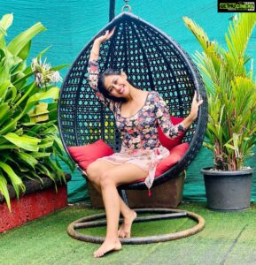 Pooja Jhaveri Instagram - My simple recipe to happiness…
- a little bit of greens 🌳🌴🌻
- a little bit of blues 🐬🏖🧜🏻‍♀️
- and a whole lot of florals 🌸🌼🥀
.
.
#frommygoadiaries
#worldsmileday #1stoctober #2021