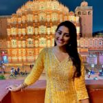 Pooja Jhaveri Instagram – From my #jaipur diaries 🛕🌼👸🏻
.
.
#jaipur #jaipurdiaries #jaipurrajasthan 
#jaipurcity #rajasthan #hawamahal #traveldiaries #travelgram Hawa Mahal