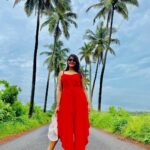Pooja Jhaveri Instagram - You only live once; but if you do it right, once is enough ! . . . #livingmybestlife #travelphotography #nature #goa2021 #indiantourism #loveforever Parra Coucnut Tree Road