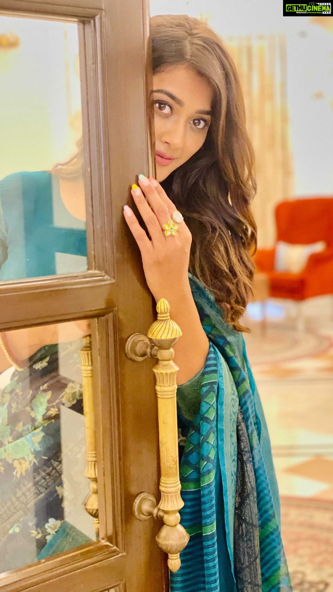 Pooja Jhaveri Instagram - How much ever I stay up with the current trend… but a lover of the old era… ! Life was simpler… love was expressed only in the eyes…. ! Words were easy to understand, music dint have the whole of jingbang but reaches straight to the heart ! ❤️😇🥰 Do you agree? Are you also an #oldsoul . . #lifesimplified #lifehacks #oldmusic #music #artist #80s #90s #oldmusic #latamangeshkar #ashabhosle #kishorekumar #lovesimplified #live #love #lovequotes