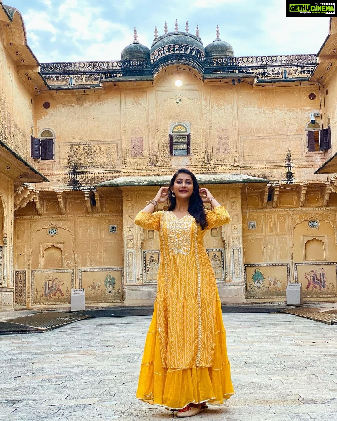 Pooja Jhaveri Instagram - Self owned in the 17th century πΈπ»ππ¬π . . Outfit by : @dsignersonia #historicalplace #history #palace #jaipur #jaipurpalace #rajasthan #rajasthantourism #jaipurdiaries #pinkcity #travellingindia #travelindia #nahargarhfort #forts #fortsofrajasthan #fortsofindia #traveller #travel #indiantourism #rajasthantourism #rajasthani Nahargarh Fort