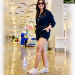Pooja Jhaveri Instagram - Pic 1 : head cut 🤕 Pic 2 : legs cut 🦾 Pic 3 : ok never mind… Post them all 🤦🏻‍♀️🤷🏼‍♀️🥳 . . #airportdiaries