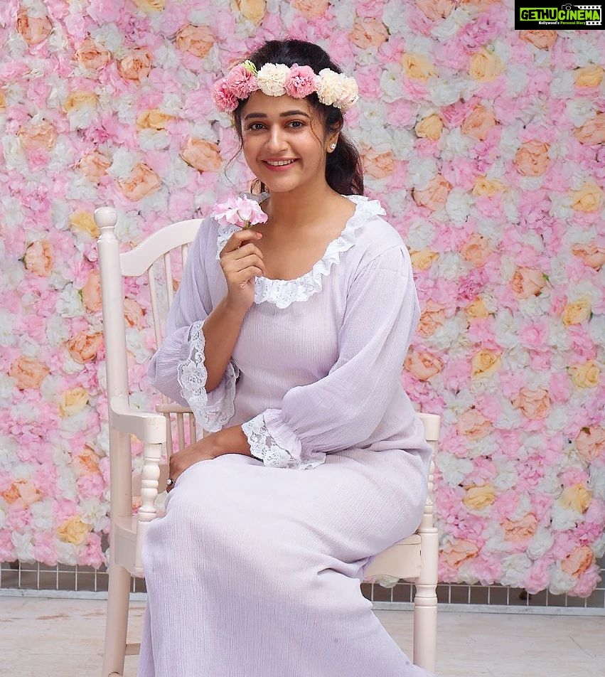 Poonam Bajwa Instagram - #flowermeup# @aswationline @pradeepa_16 @hairstylebynisha @dirlakshman @hariprasad19811