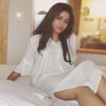 Poonam Bajwa Instagram - #whiteparty# Couldn't makeup my mind between b&w or colour so just did both !!! 📸@hairstylebynisha