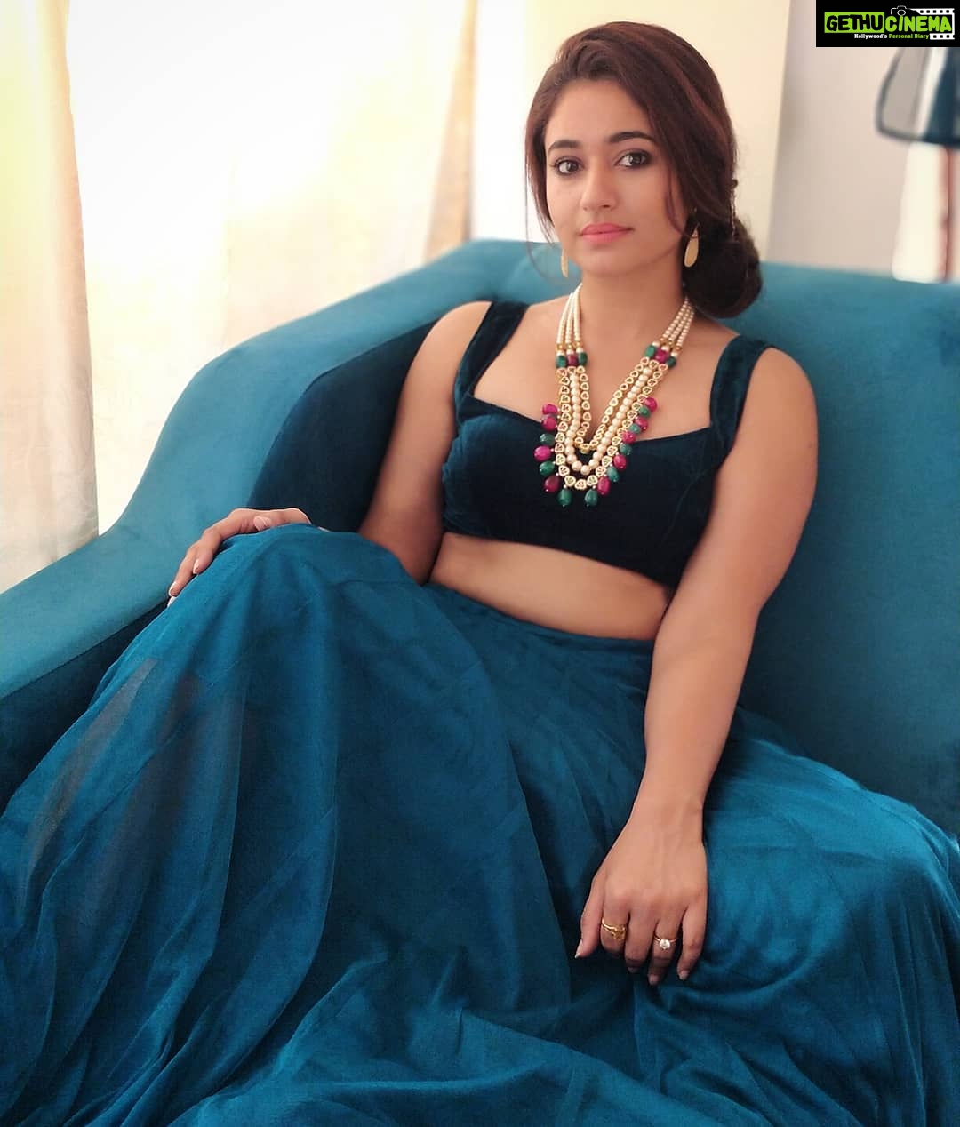 Poonam Bajwa Instagram - #peacockbluehues 📸📸@hairstylebynisha