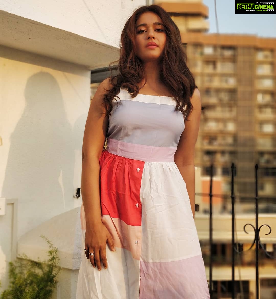 Poonam Bajwa Instagram - #warmweather#warmhearts❤️❤️#sunnysunnysunday☀️ 📸📸@hairstylebynisha