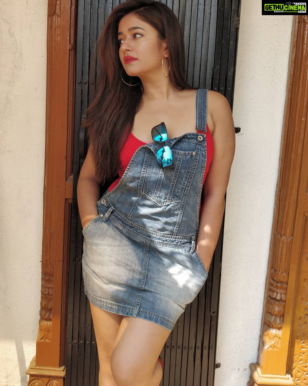Poonam Bajwa Instagram - #lookingawayagain 📸@hairstylebynisha