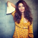 Poonam Bajwa Instagram – #yellowvibes💛💛💛💛#mondaymood#januarylookinggood #📸squad@hairstylebynisha