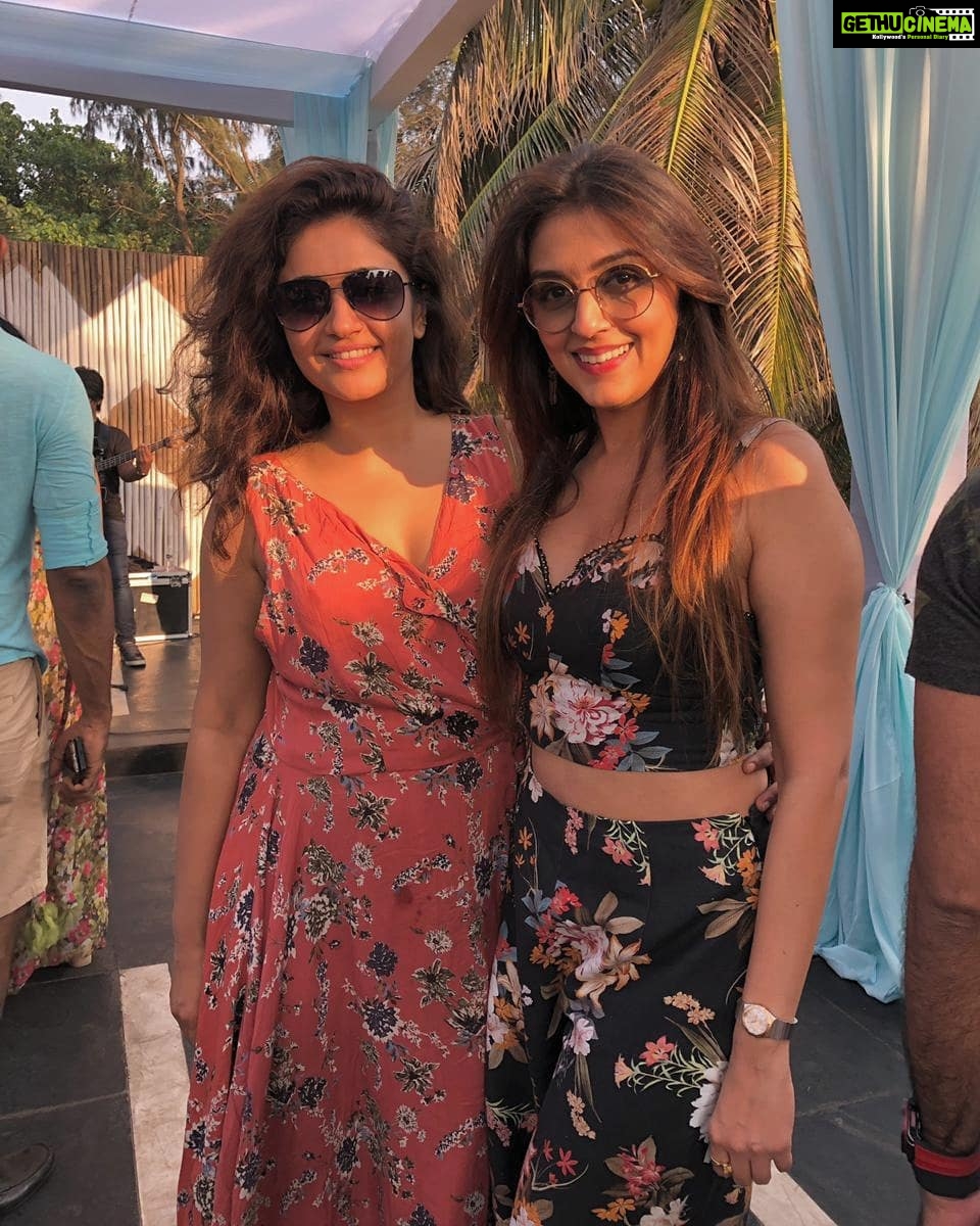 Poonam Bajwa Instagram - #thesunisalwayshining#goadiaries🌴 with🌅@aartichabria by my side!!!!!
