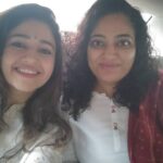 Poonam Bajwa Instagram - #morningbliss🌞#happinessabounding💗💙💙💙#wishingtheworldhappiness# With @hairstylebynisha