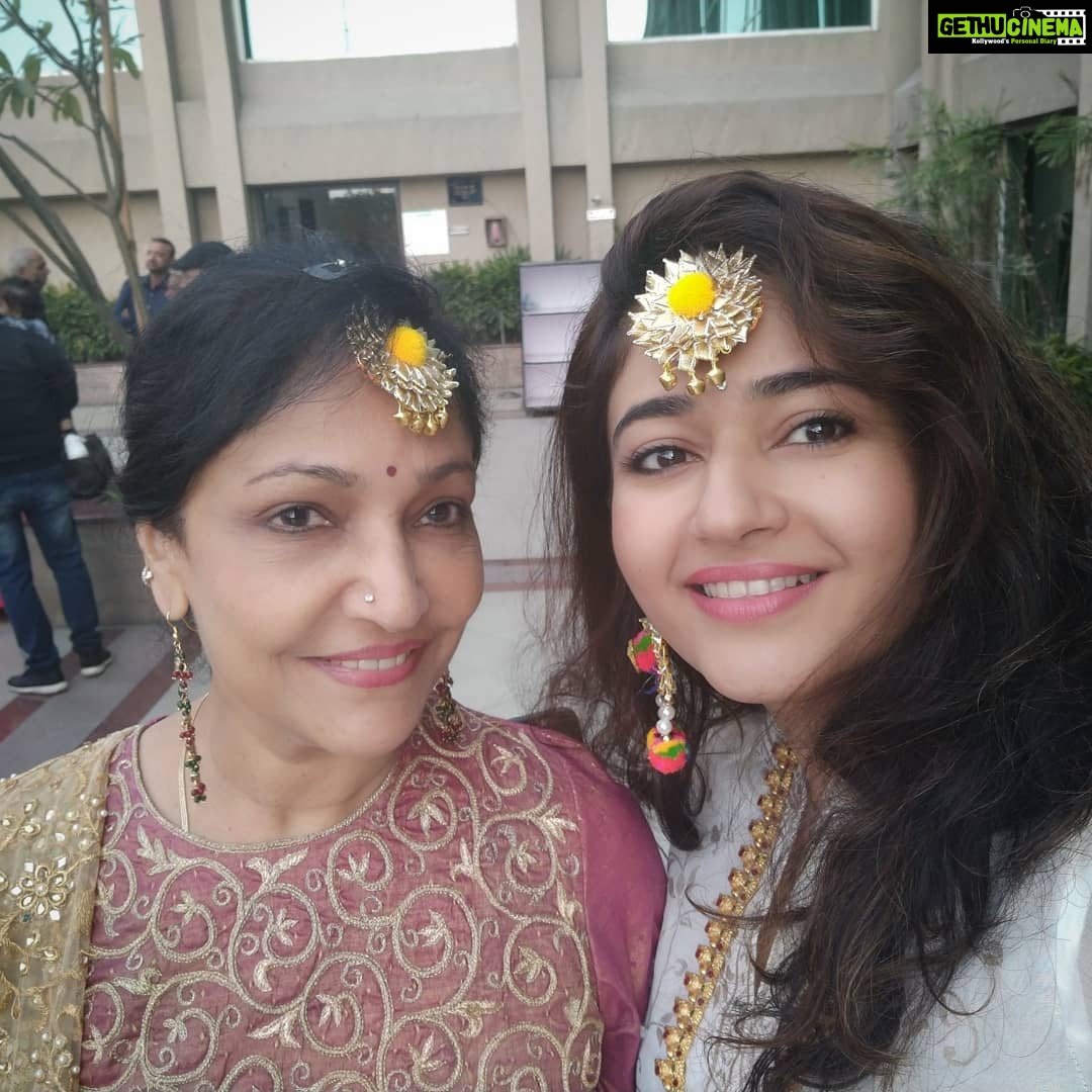 Poonam Bajwa Instagram - With Mummy dearest and family #punjabiweddingscenes🍾 @deepikabajwa @leelanarayanan @vijinandu