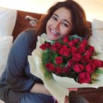 Poonam Bajwa Instagram - #flowersmakemehappy🌸🌹🌺🌻💐