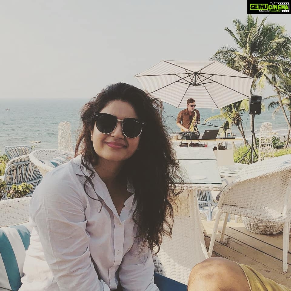 Poonam Bajwa Instagram - #tbt❤️😍#beachdays