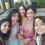 Poonam Bajwa Instagram - With Mummy dearest and family #punjabiweddingscenes🍾 @deepikabajwa @leelanarayanan @vijinandu